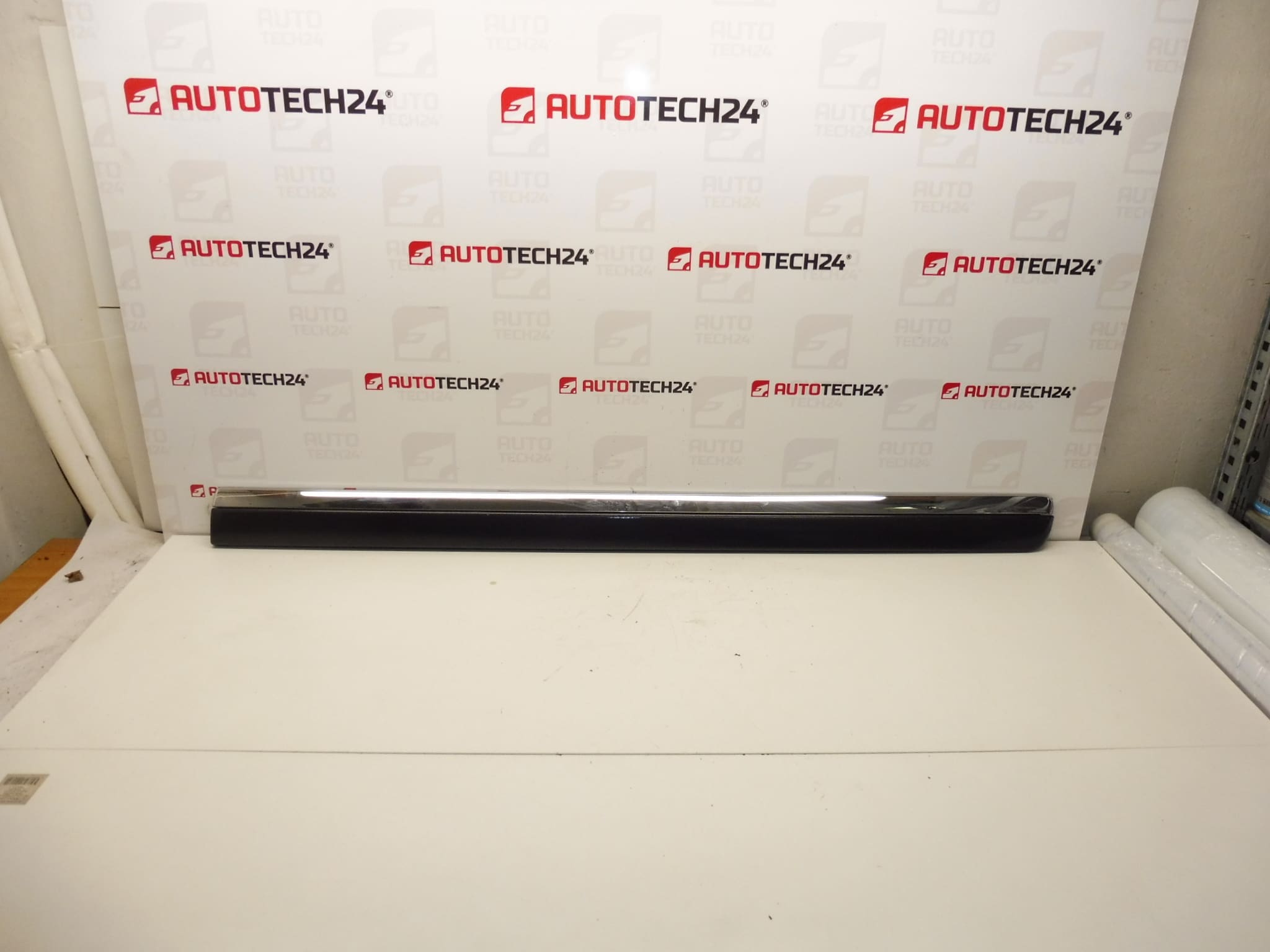 Lišta levých zadních dveří Citroen C8 Peugeot 807 EYJ 1401029977 8546W2