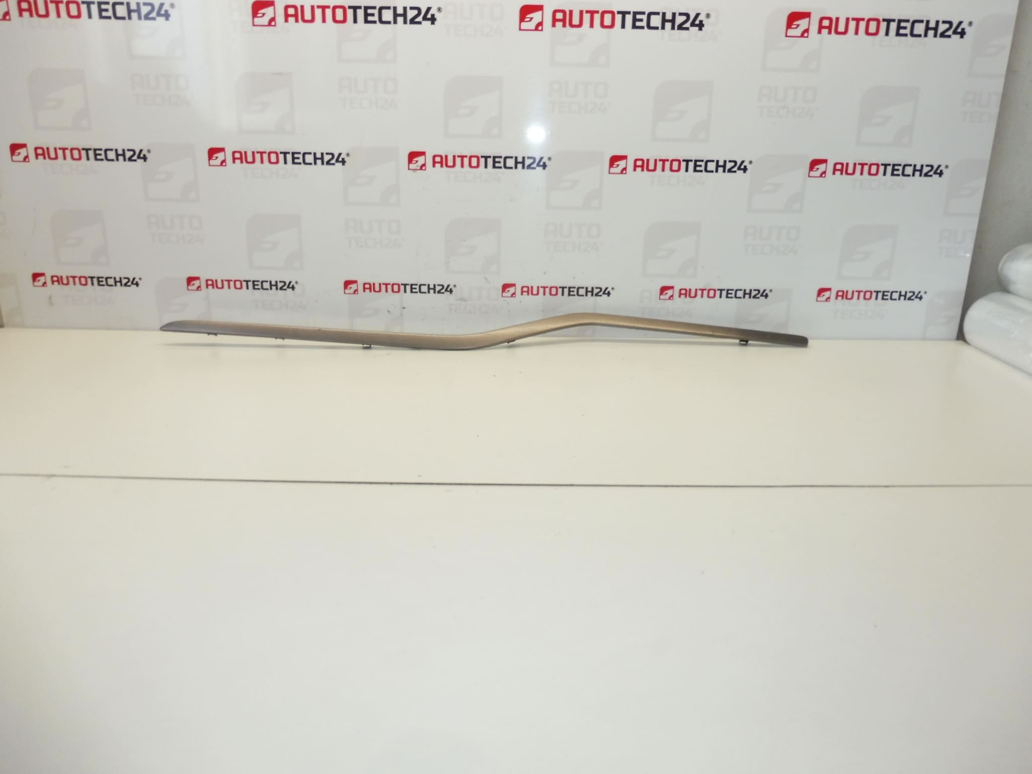 Ozdobná lišta palubní desky Citroën C5 X7 9683709880 8231S1