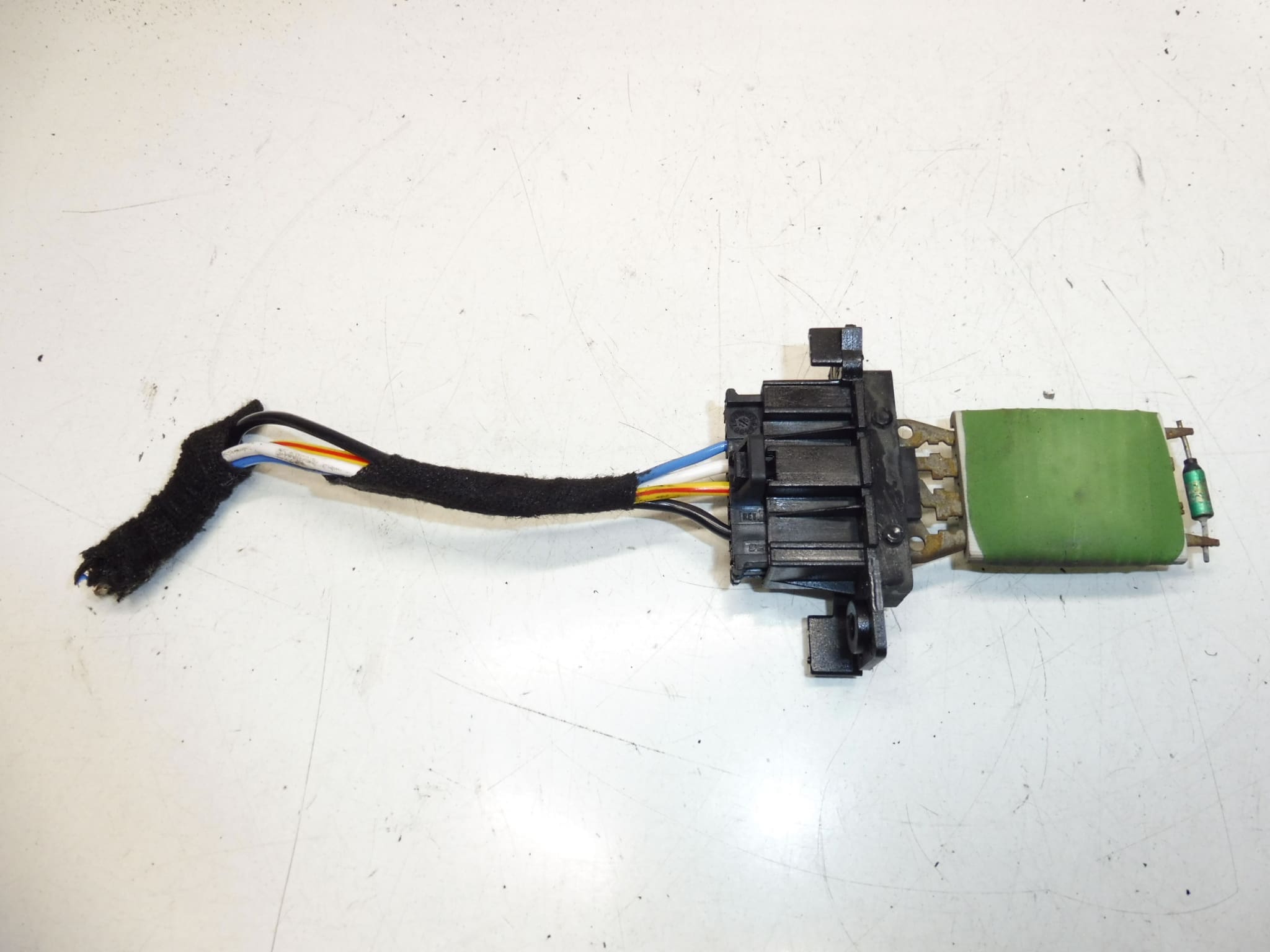 Regulátor otáček ventilátoru s kabeláží pro vozy Citroën a Peugeot, číslo dílu 648055 - Obrázek 2