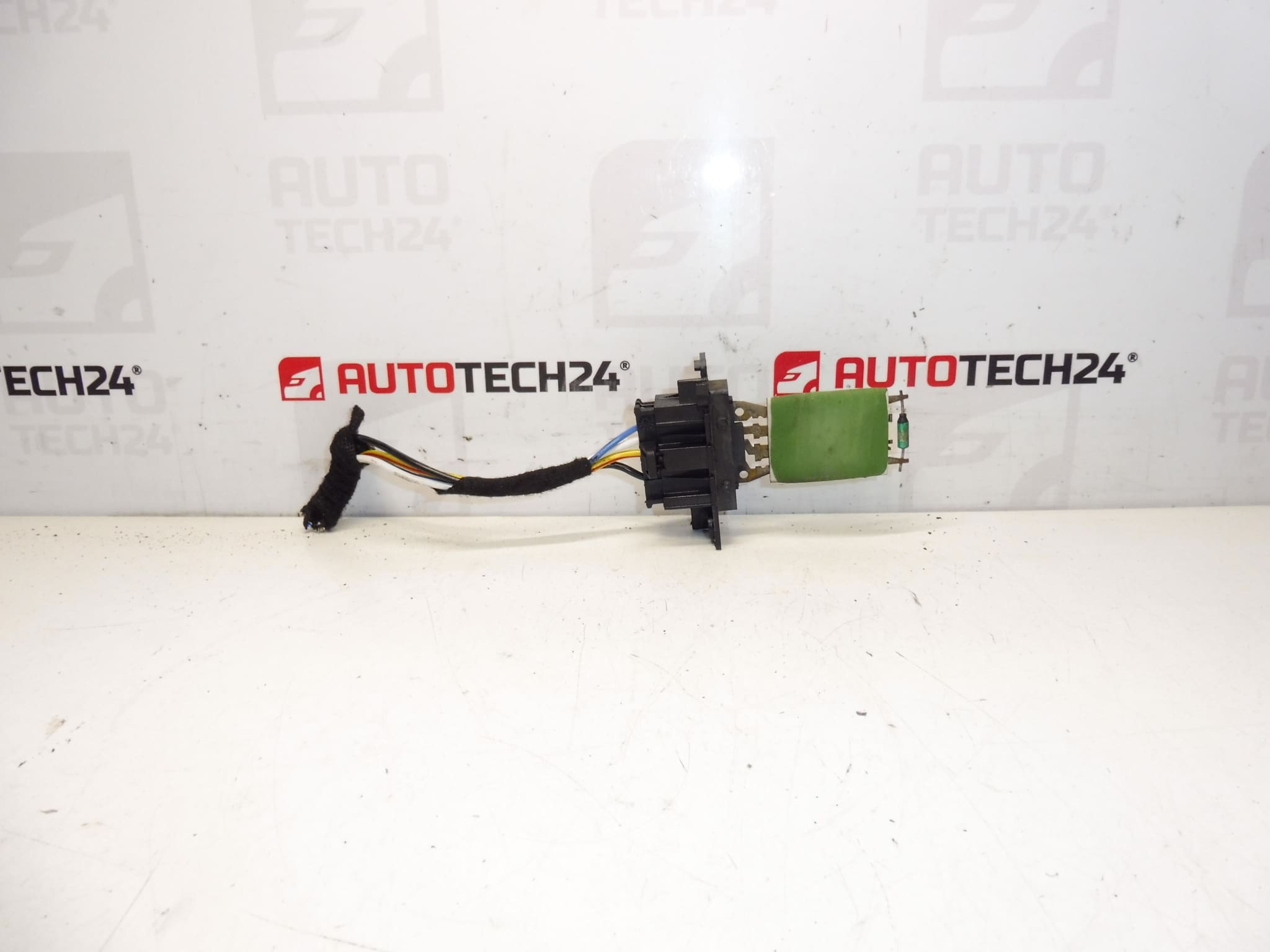 Regulátor otáček ventilátoru + kabeláž Citroën Peugeot 648055