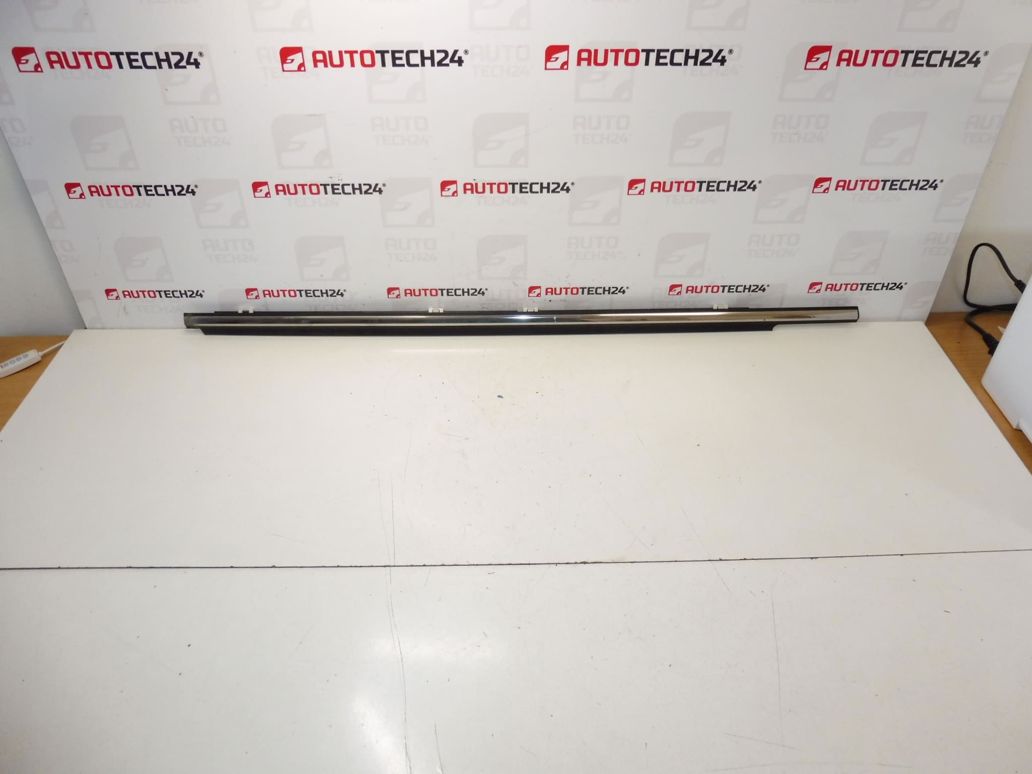 Lišta pravých předních dveří Citroen C-CROSSER Peugeot 4007 9309P2