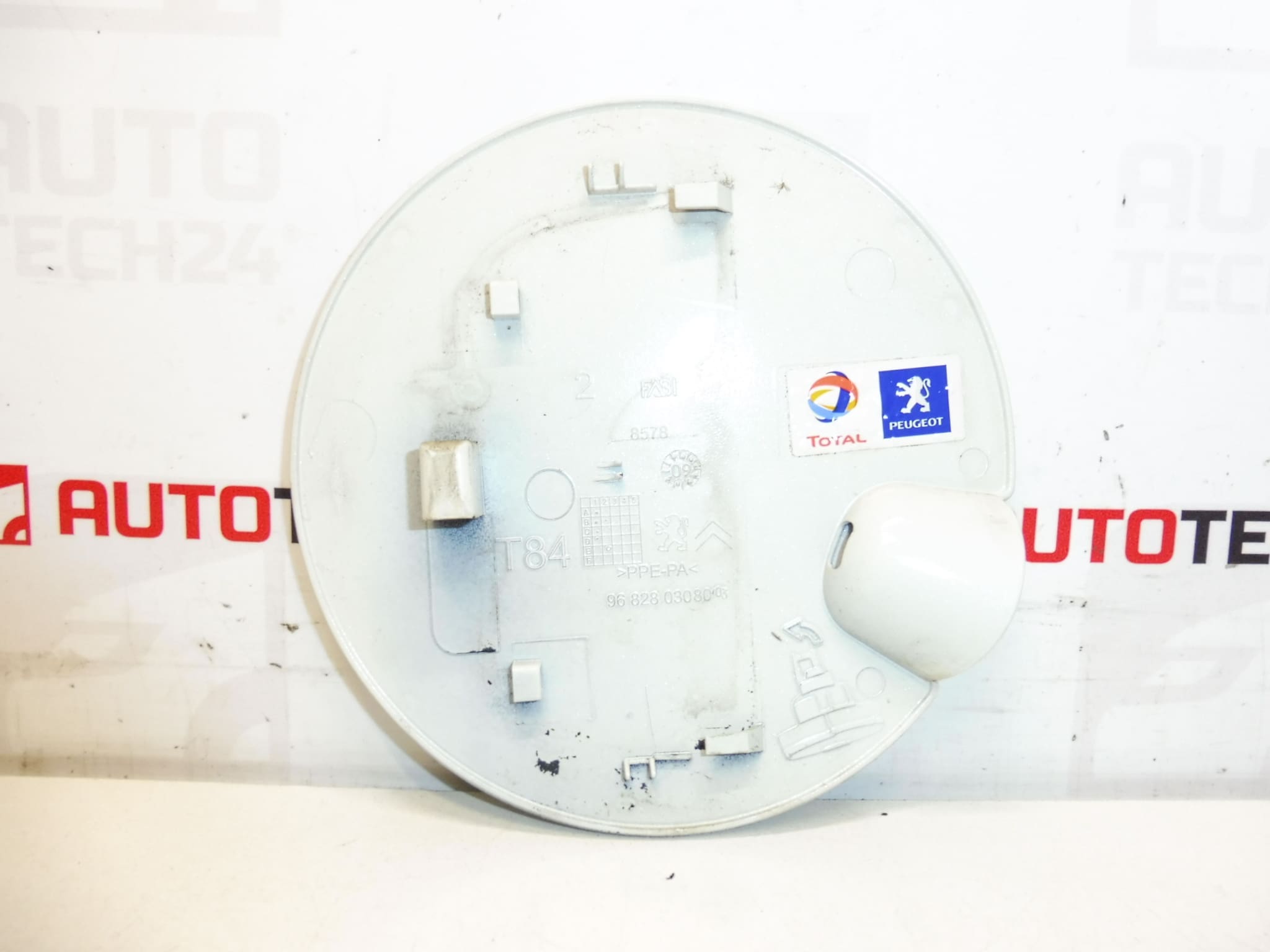 Kryt víčka nádrže KWED Peugeot 3008 9682803080 1517G9 - Obrázek 2