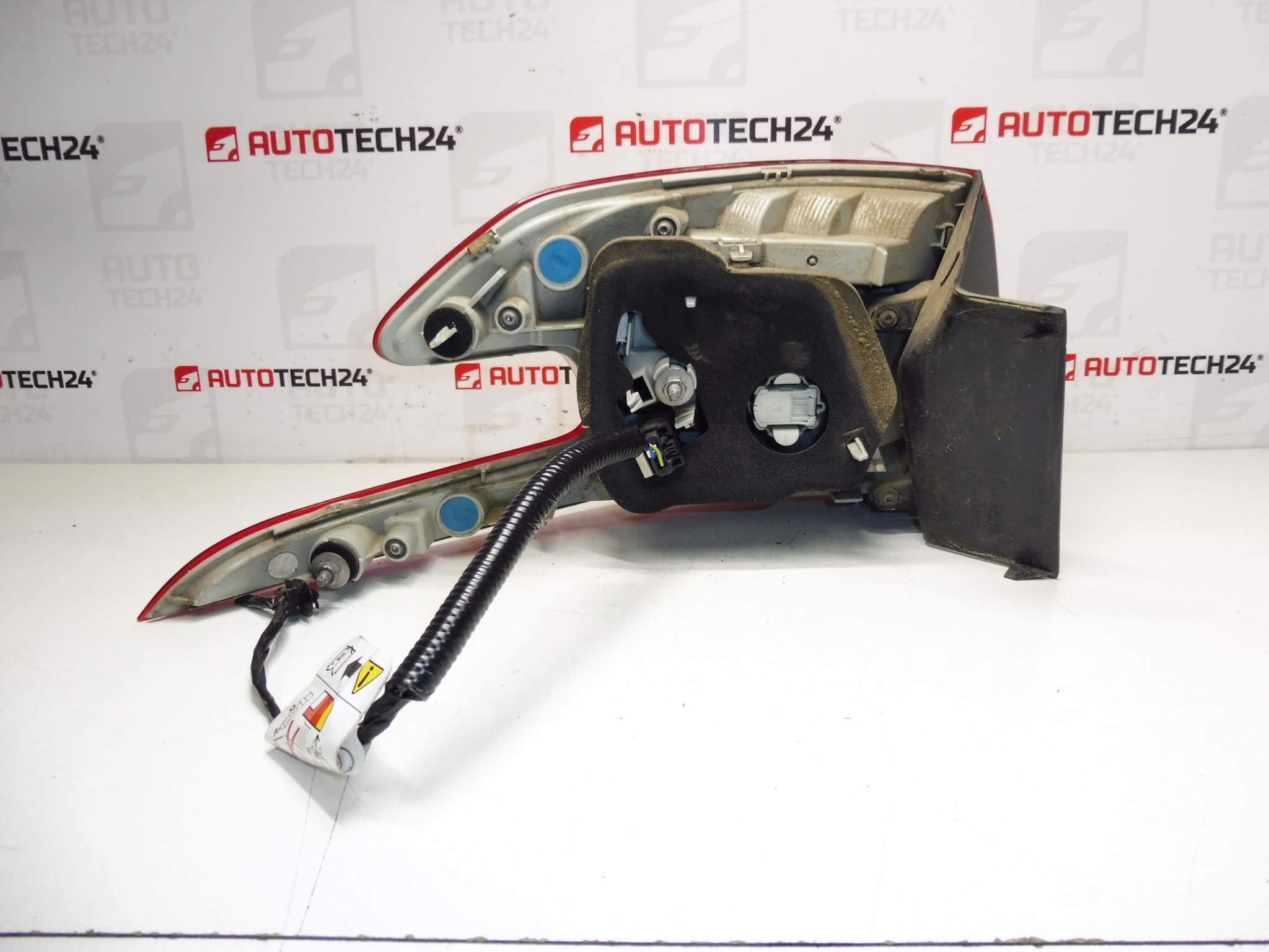 Pravá zadní lampa blatník Peugeot 308 T9 Combi 9678093880 - Obrázek 2